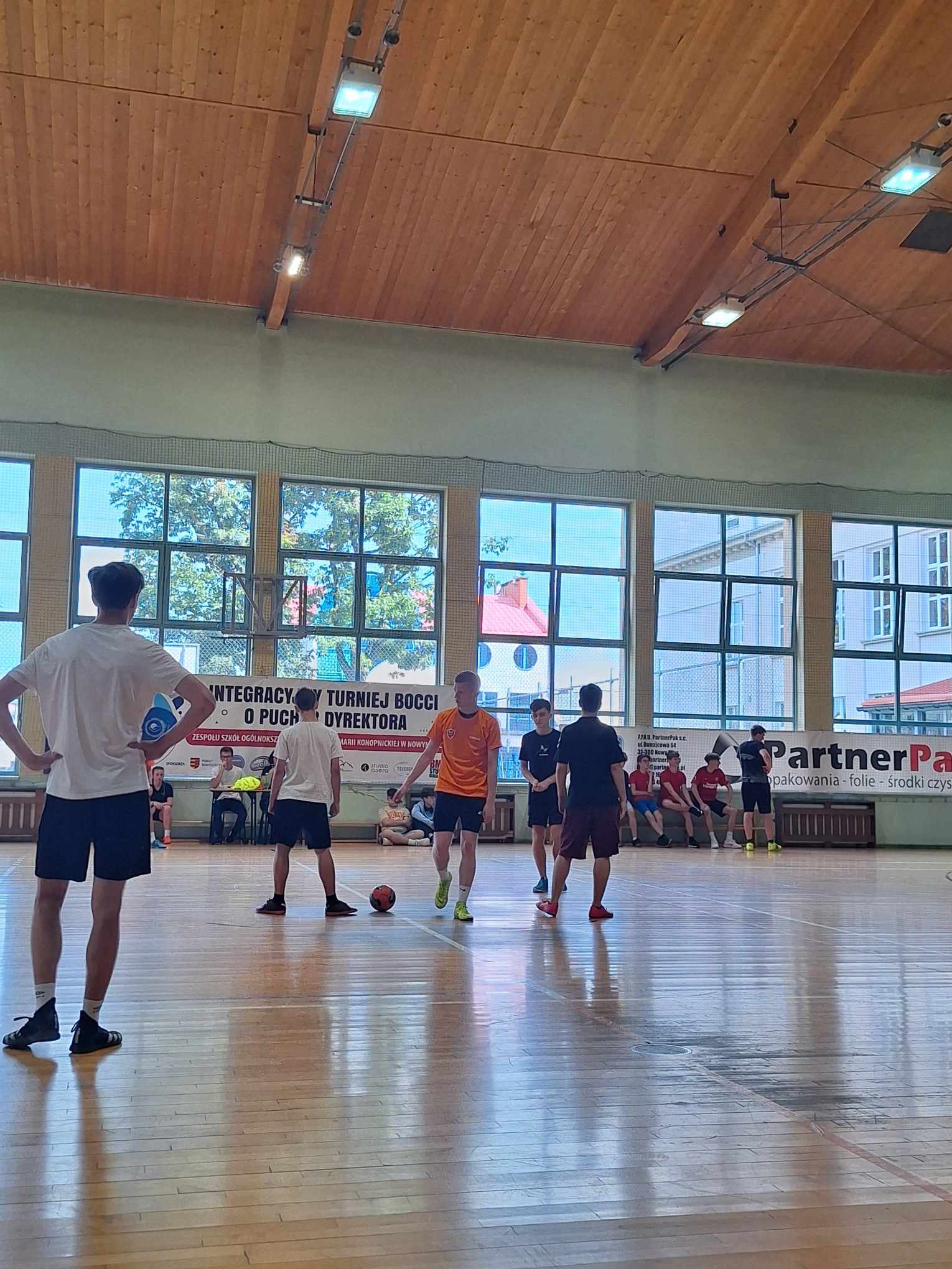 Zdjęcie Halowa 06-2024 (15)485b7ce1-7312-42af-a6f5-51e517384df4.jpg w galerii II Turniej Piłki Nożnej Halowej o Puchar Przechodni II LO